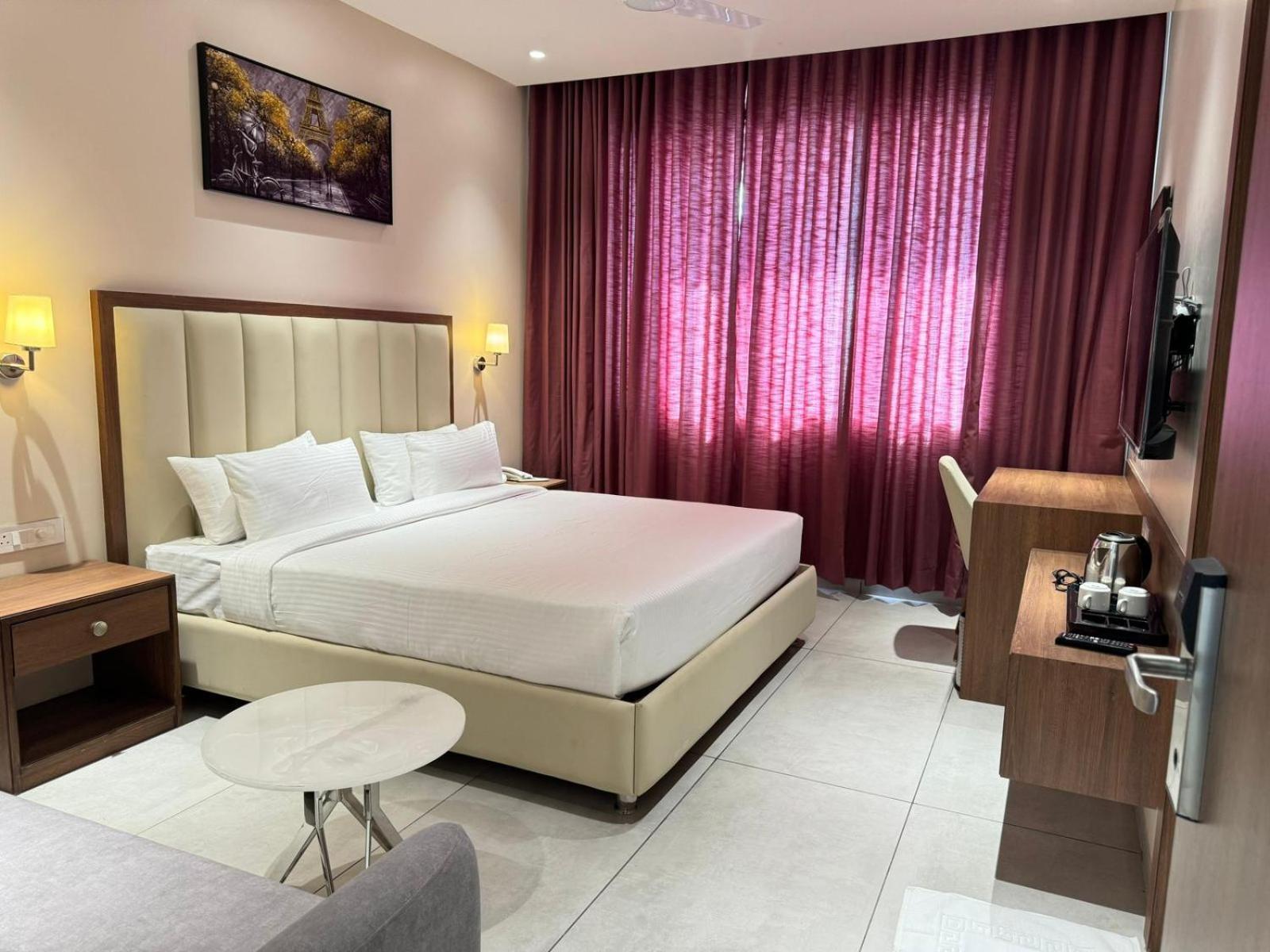 Hotel Carnival Parbhani Extérieur photo